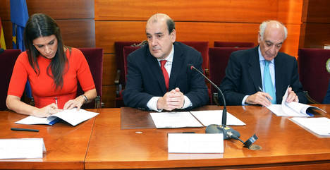 Momento de la firma entre CEAJ y Fundación Inade