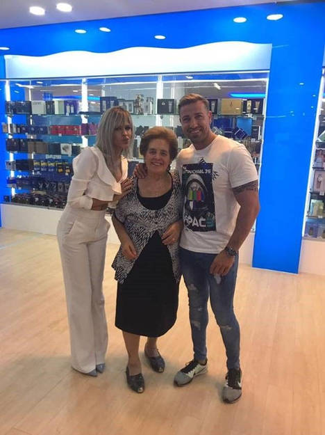 Espectacular inauguración de Perfumerias Arcas con Ylenia y Rafa Mora en la localidad de Petrer (Alicante)