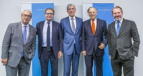 De izq. a dcha.: Dr. Andreas Kaufmann, nuevo presidente de ECCIA y presidente del Consejo de administración de Leica; Armando Branchini, de Fondazione Altagamma; Michael Ward, presidente de Walpole British Luxury y Director General de Harrods; Carlos Falcó, Marqués de Griñón, prsidente de Círculo Fortuny y ex-presidente de ECCIA (2018-2019); Guillaume de Seynes, presidente de Comité Colbert y vicepresidente ejecutivo de Hermès. 