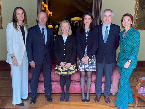 De izq. a dcha.: Valvanuz Serna Ruiz, socia directora de PROA; Juan Carlos Campo, magistrado de la Audiencia Nacional y exministro de Justicia; Neus Pujal, fiscal jefe de Área de Sabadell; Ángela Martialay, redactora jefa de Tribunales de El Mundo; Pau Molins, abogado penalista; y Lucía Casanueva, socia directora de PROA.