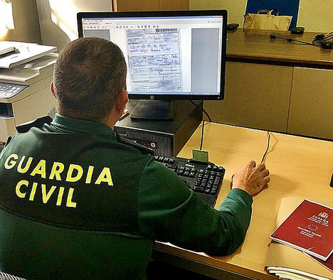 La Guardia Civil detuvo a un vecino de Los Santos de Maimona por dos delitos de estafa y apropiación indebida de vehículos