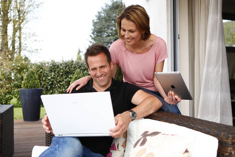 ¿Navegas por Internet desde tu jardín? devolodLAN®Powerline aumenta el alcance de tu red WiFi hasta tu piscina y barbacoa