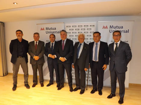 Izq. a dcha:  José Luis Perea, director de PRL de ATA, Juan Güell, director gerente Mutua Universal, Lorenzo Amor, presidente de ATA, Tomás Burgos, secretario de Estado de Seguridad Social, Juan Echevarría, presidente de Mutua Universal, Carlos Serradilla, director territorial jurídico de Mutua Universal, y Antolín Sanz, director territoral Mutua Universal.