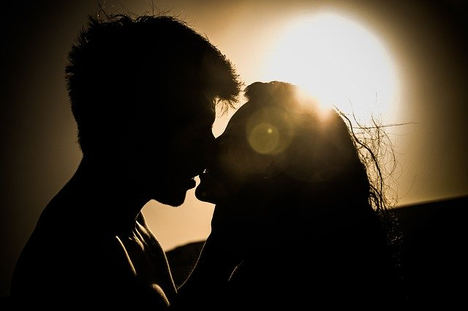 Pagan a medias la cena, llevan tatuajes, y están muy centrados en el orgasmo de su pareja así son los chicos y chicas más HOT según JoyClub