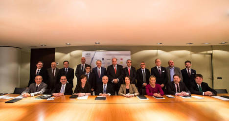 De izda a dcha, de pie: Jaume Giró; Enric Juliana; Ramón Adell; Nacho Cardero; Manel Manchón; Ignacio Garralda; Pau Herrera; Rafael Moyano; Enric Casi; Francisco Iniesta; Xavier Salvador; Xavier Gangonells. De izda. a dcha, sentados: Alfonso Jiménez; Jorge Rivera; Rosa Sánchez; Isidro Fainé; Ana I. Pereda; Pilar Laguna; Bieito Rubido; Ricardo de Querol.