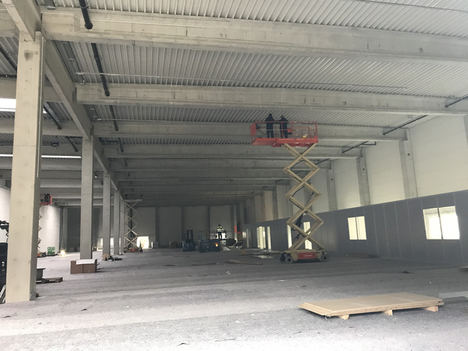 El interior del futuro centro de distribución de Leuze. El proyecto de construcción va según el calendario previsto.