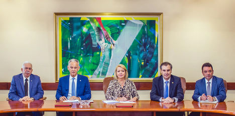 De izqda. a dcha.: Luis Mólina Achecar, presidente Centro Financiero BHD León; José Luis Alonso, presidente del Consejo MAPFRE BHD y ARS PALIC; Zaida GABAS, CEO MAPFRE BHD; Jesús MARTÍNEZ, CEO del Área Regional LATAM NORTE y de MAPFRE en México, y Andrés MEJÍA, Presidente Ejecutivo ARS PALIC (MAPFRE SALUD ARS).