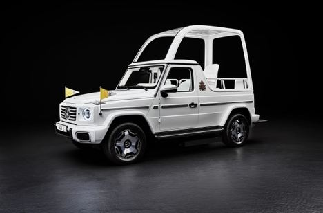 El papa Francisco recibe el primer “Papamóvil” eléctrico de Mercedes-Benz
 