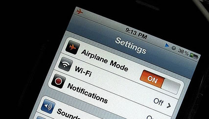 Uno de cada tres españoles se conecta a Internet en los aviones aunque esté prohibido