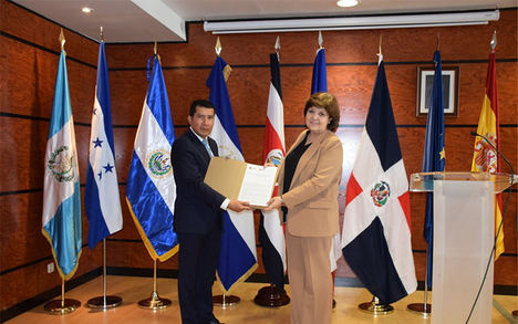 El embajador de Nicaragua en España D. Carlos Midence y la Decana de la Facultad de Ciencias Económicas y Empresariales de la UAM, María Isabel Heredero de Pablos, mostrando el Proyecto de Acuerdo de Colaboración Foro Permanente SICA-UAM.
