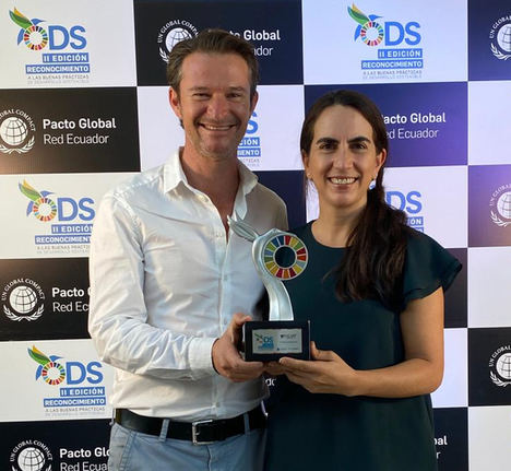 Los fundadores de Pacari Santiago Peralta (Gerente General) y Carla Barbotó (presidenta) recibieron el premio ODS 12 durante la II Edición del Reconocimiento a las Buenas Prácticas de Desarrollo Sostenible, organizada por el Pacto Global de las Naciones Unidas.