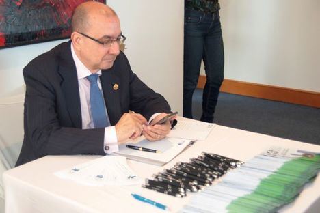 Jordi Paniello, presidente de AIF, trabajando durante un descanso de la jornada.