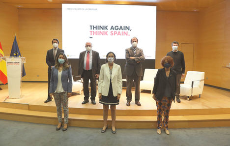 De izqda. a dcha.: Delante: Xiana Méndez, Secretaria de Estado de Comercio; Reyes Maroto. Ministra de Industria, Comercio y Turismo; María Peña, Consejera delegada de ICEX España Exportación e Inversiones. Detrás: Héctor Saracho, Head of Estrategy en Interbrad Madrid; José Luis Bonet, Presidente de la Cámara de Comercio de España; Ignacio Osborne. Presidente del Foro de Marcas Renombradas Españolas y Carlos Jorge. Director General Creativo. Contrapunto BBDO.