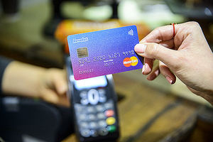 Los usuarios de Revolut españoles duplican sus gastos este año en los primeros días de rebajas