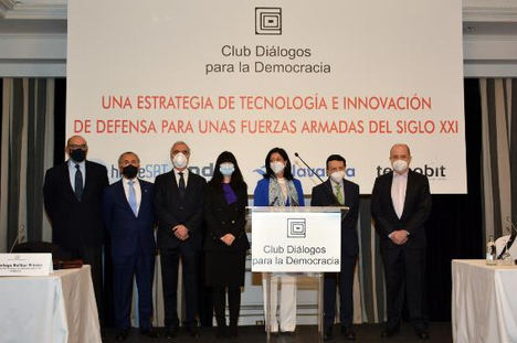 De izqda. a dcha.: Fernando Abril-Martorell, presidente ejecutivo de Indra; Luis Furnells Abaunz, presidente ejecutivo de Tecnobit – Grupo Oesía; Santiago Bolibar Piñeiro, presidente del Consejo de Administración de Hisdesat; Belén Gualda, presidenta de Navantia; Esperanza Casteleiro, secretaria de Estado de Defensa; Antonio Gavilanes, presidente del Club Diálogos para la Democracia; y Miguel Sebastián, profesor titular de la Facultad de Ciencias Económicas de la Universidad Complutense y exministro de Industria, Comercio y Turismo.