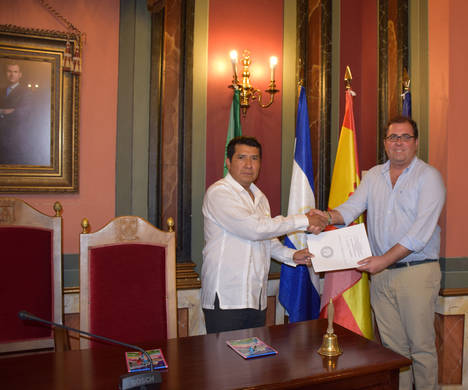Embajador de Nicaragua, D. Carlos Midence y el alcalde de Trujillo D. Alberto Casero Avila.
