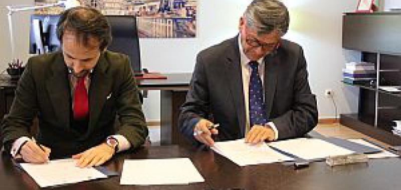 Embajador Miguel Calahorrano junto al Rector de la Universidad Camilo José Cela, Samuel Martín en la foto oficial tras la firma del convenio
