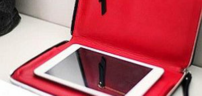 Porta tableta con tachuelas Christian Louboutin 