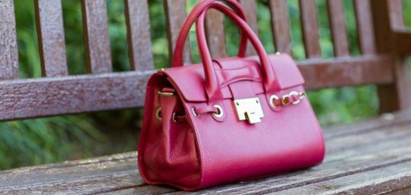 Bolso en piel color fresa Jimmy Choo modelo ‘Rosalie’ 