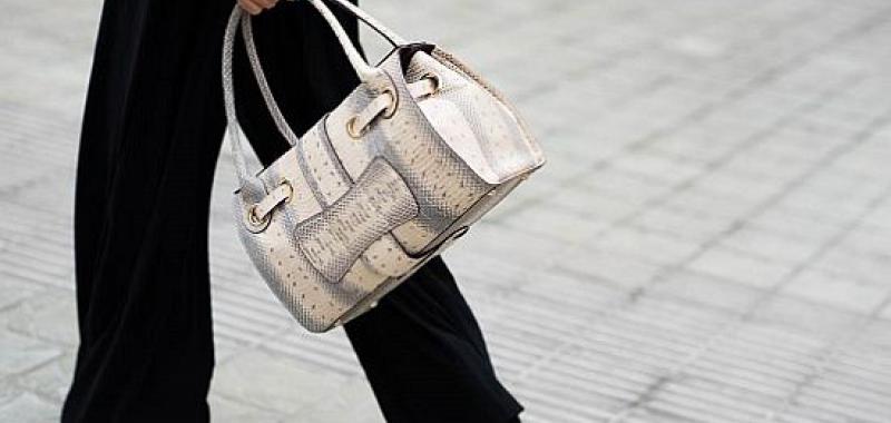   Bolso de pitón Jimmy Choo modelo ‘Rosalie’ 