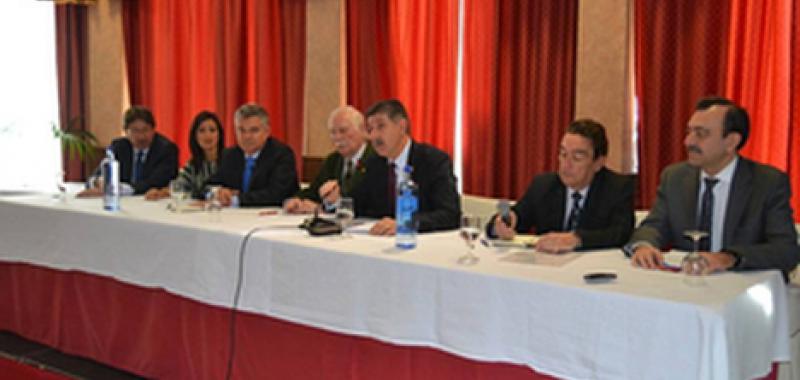 De izq. a dcha: Tres directivos Banco Sabadell; D. Ramón Ramirez, vicepresidente AFTCM; D. Vicente Poquet, presidente de AFTCM;  D. Joaquin Ríus, editor de economiadehoy.es y D. José Antonio Almoguera, director general de megaconsulting 